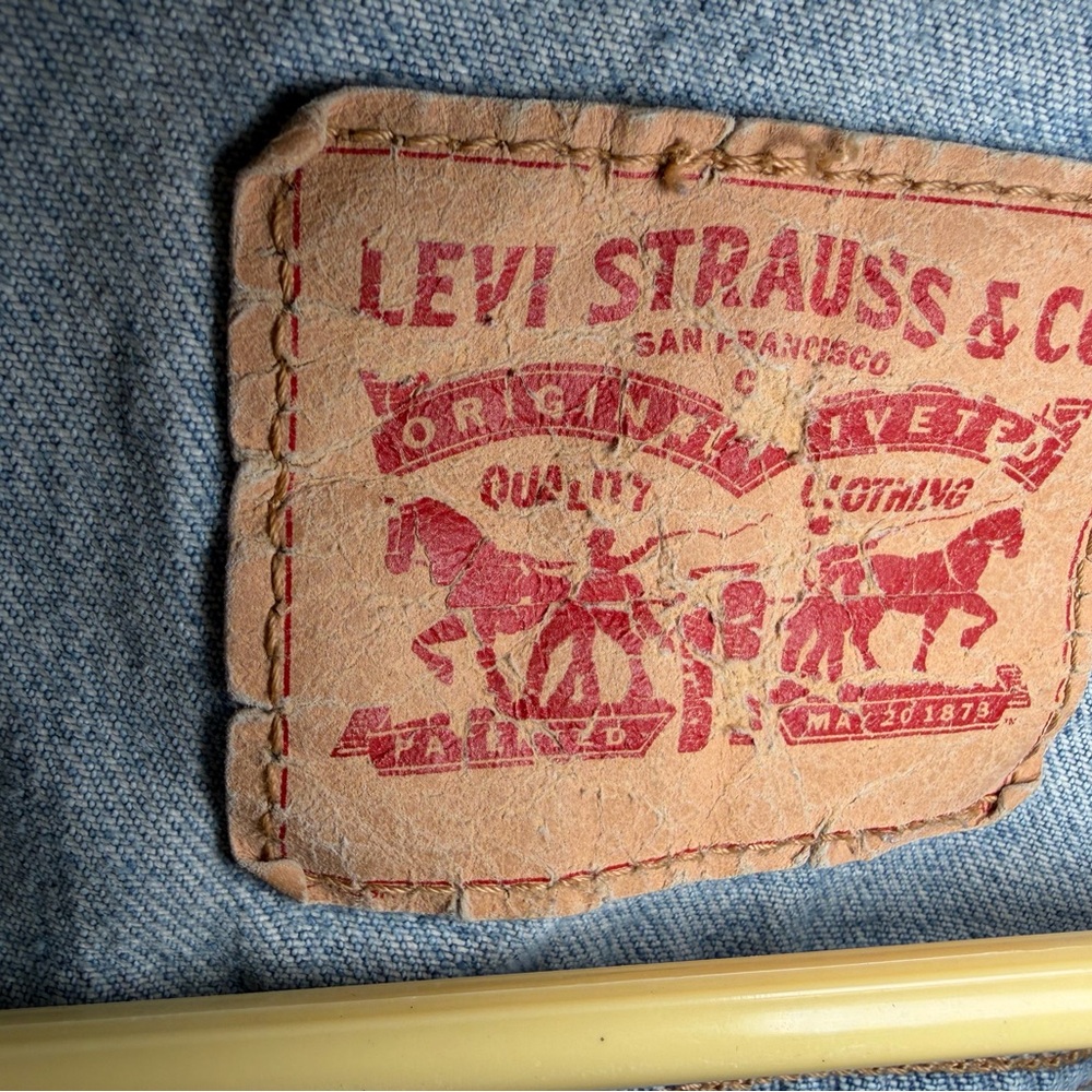Levi's Classic Light Blue Jean Jacket - Picture 3 of 8